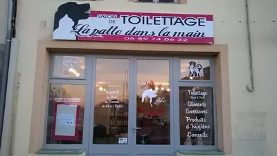 La patte dans la main